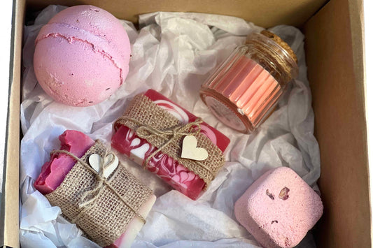 La Vie en Rose – Caja Regalo con Aroma a Rosas: Jabones, Bomba, Aromatizador y Vela