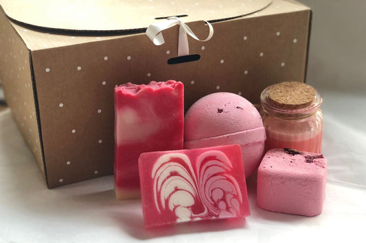 La Vie en Rose – Caja Regalo con Aroma a Rosas: Jabones, Bomba, Aromatizador y Vela