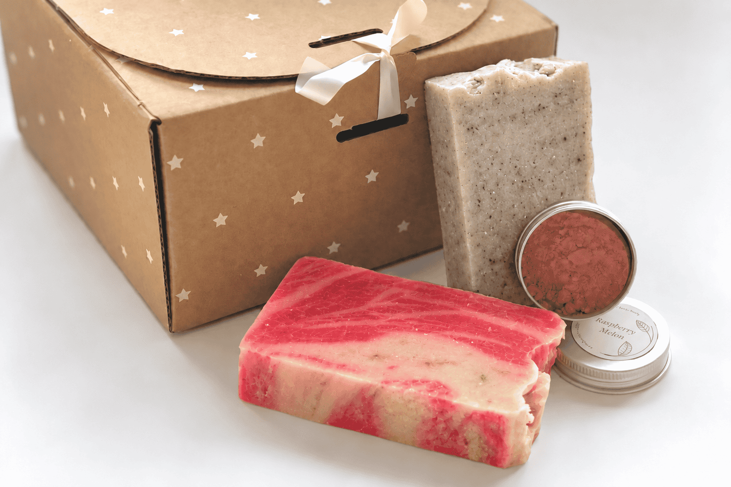 Earth & Bloom – Caja Regalo con 2 Jabones Artesanales y Mascarilla de Arcilla