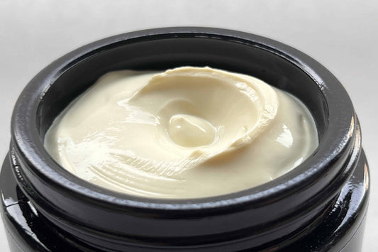 Eos – Crema Facial Revitalizante con Ácido Hialurónico para Pieles Jóvenes