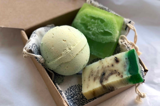 Pack "Energía" – Jabón Artesano de Té Verde, Exfoliante de Tomillo y Bomba de Baño de Menta
