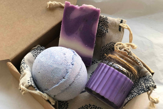 Pack "Dulces Sueños" – Jabón Artesanal, Bomba de Baño y Vela de Soja de Lavanda